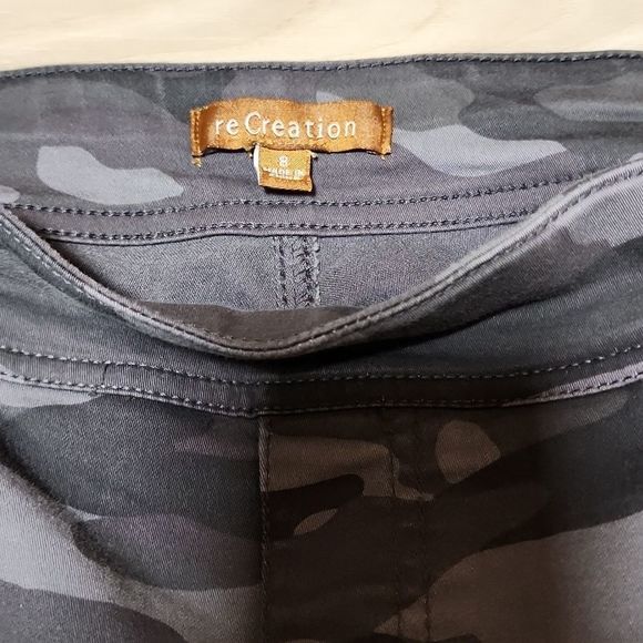 Women's size 8 Camo jeans - Picture 2 of 3